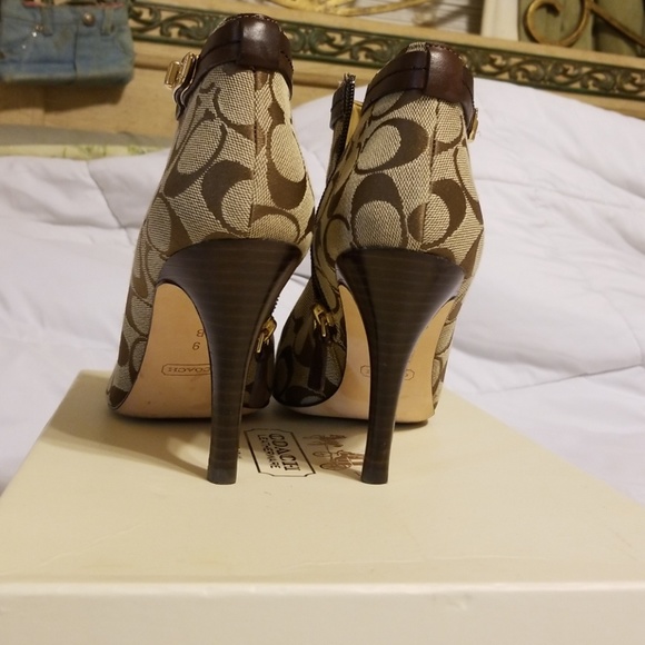 Coach - Picture 3 of 4